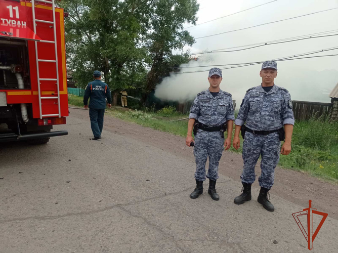 Росгвардейцы спасли от пожара жилые дома в Республике Тыва