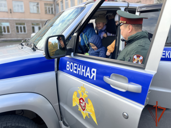 Военнослужащий Росгвардии принял участие в церемонии посвящения кызылских первоклассников в юных пешеходов