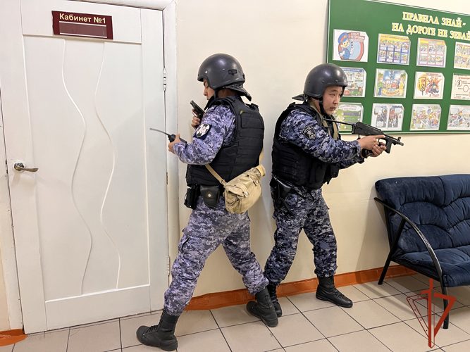 Росгвардейцы продемонстрировали навыки по задержанию условного  злоумышленника на охраняемом объекте в Туве