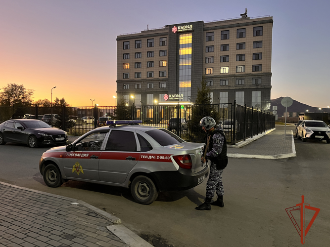 Росгвардейцы продемонстрировали навыки по задержанию условного  злоумышленника на охраняемом объекте в Туве