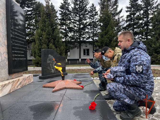 День российского ОМОН в Туве отметили возложением цветов к памятнику