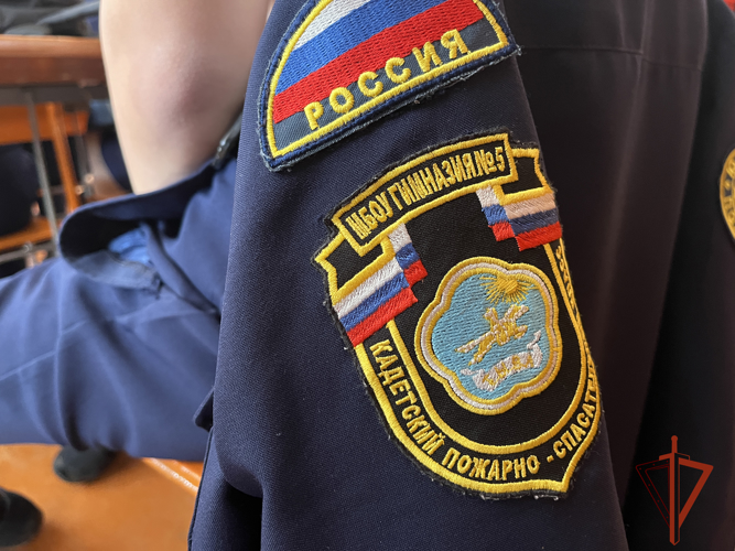 Офицер Росгвардии провёл встречу с выпускниками кызылской гимназии