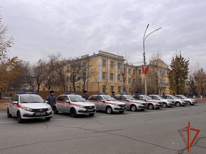 Ко Дню вневедомственной охраны росгвардейцы Тувы получили ключи от новых  автомашин