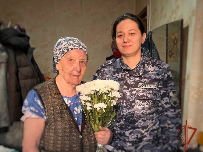 Росгвардейцы поздравили с днем рождения труженика тыла в Туве