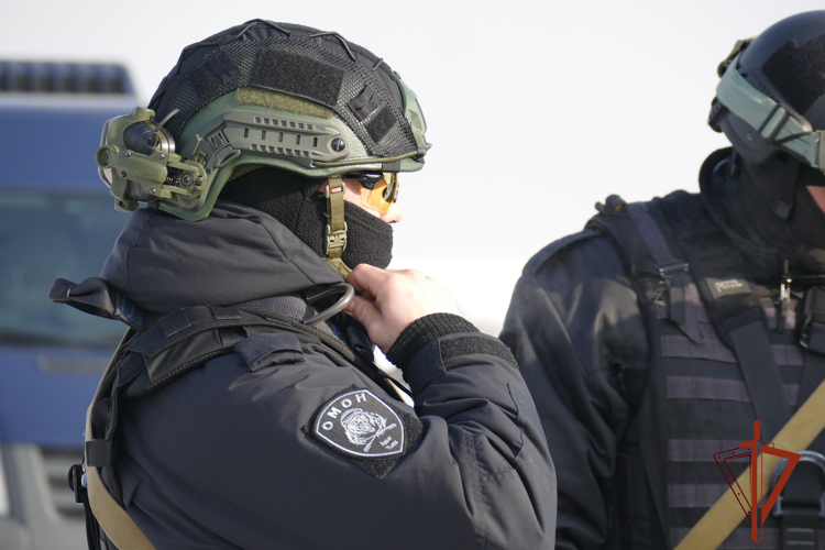 ОМОН «Адыг» провел занятия по десантно-штурмовой подготовке на аэродроме в Кызыле 