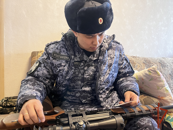 Росгвардия проводит профилактические проверки владельцев оружия перед возможными паводками в Туве