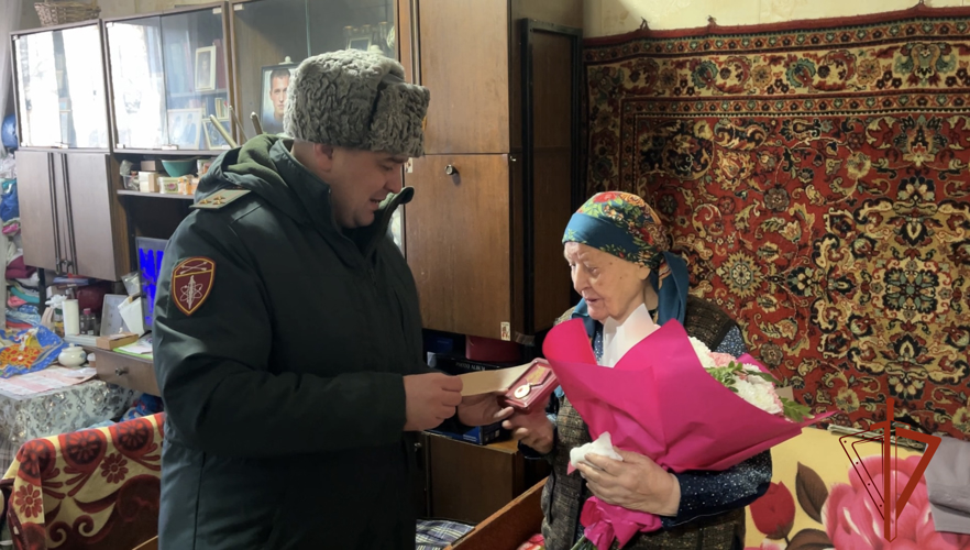 Росгвардия вручила медаль 80-летия Победы труженику тыла в Туве