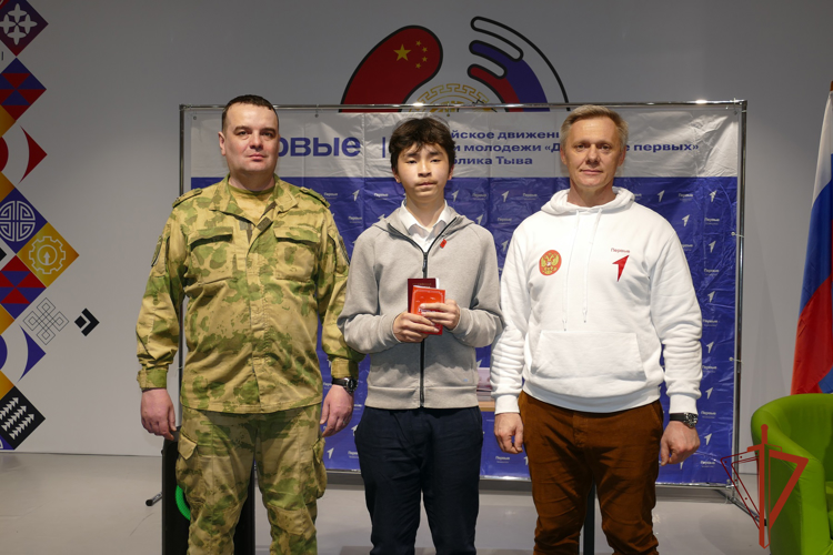В Кызыле офицер Росгвардии вручил паспорта юным гражданам России