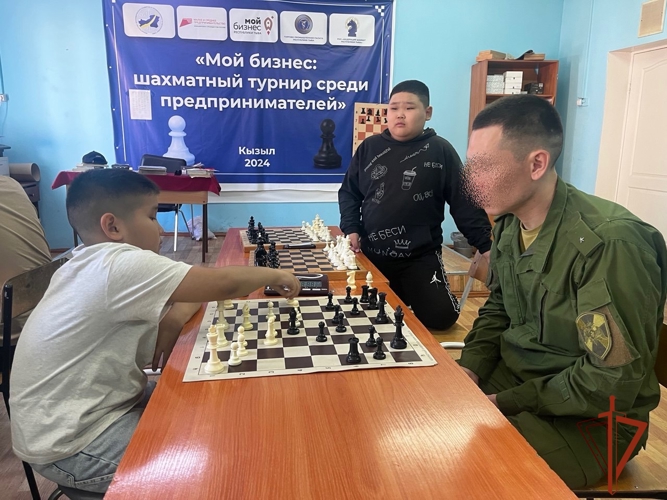 Росгвардеец провел мастер-класс для  юных шахматистов Кызыла 