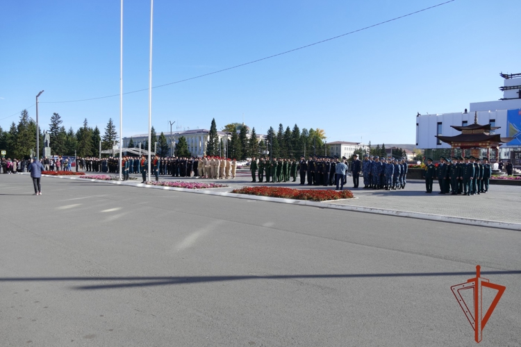 Заместитель начальника Управления Росгвардии по Республике Тыва принял участие в церемонии поднятия государственных флагов