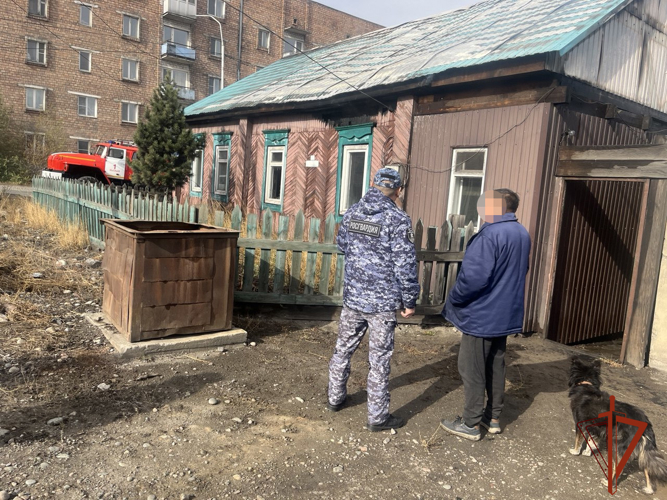 Росгвардейцы спасли пожилого мужчину и его имущество при пожаре в г. Кызыле