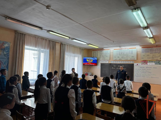 Офицер Росгвардии провели урок мужества школьникам школы № 9 г. Кызыла 