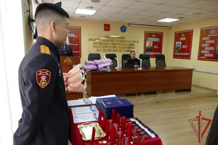 В Туве вневедомственная охрана профессиональный праздник отметила  торжественным собранием