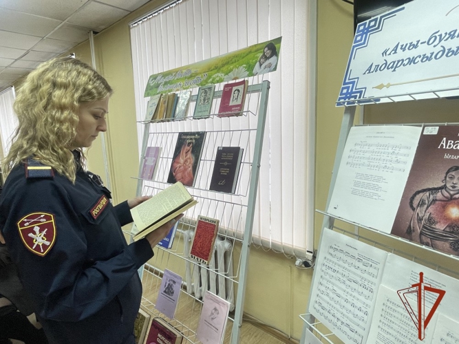 Ко Дню матери в Управлении Росгвардии по Республике Тыва развернулась книжная выставка