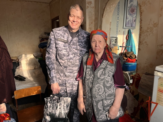 Росгвардейцы Тувы поздравили с 97-летием ветерана ведомства