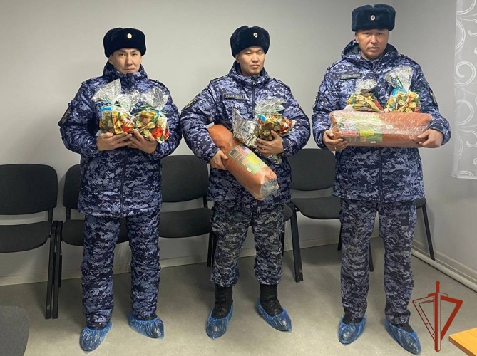 Барун-Хемчикские росгвардейцы оказали благотворительную помощь детям социального центра