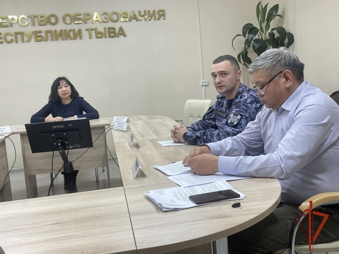 Офицеры Росгвардии Тувы приняли участие в республиканском родительском «Всеобуче»