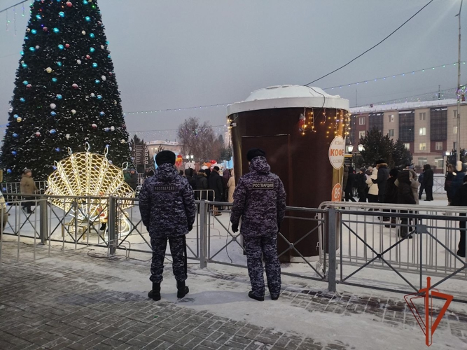 Росгвардейцы обеспечили безопасность во время открытия городской елки в Кызыле