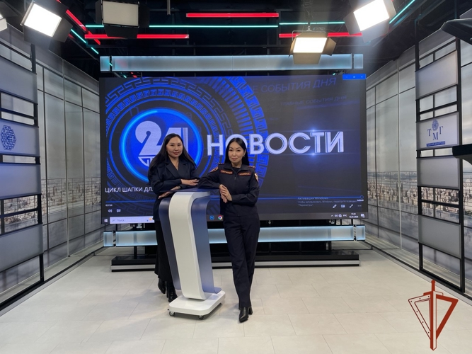 Офицер Росгвардии поздравила журналистов Тувы с Днем печати 