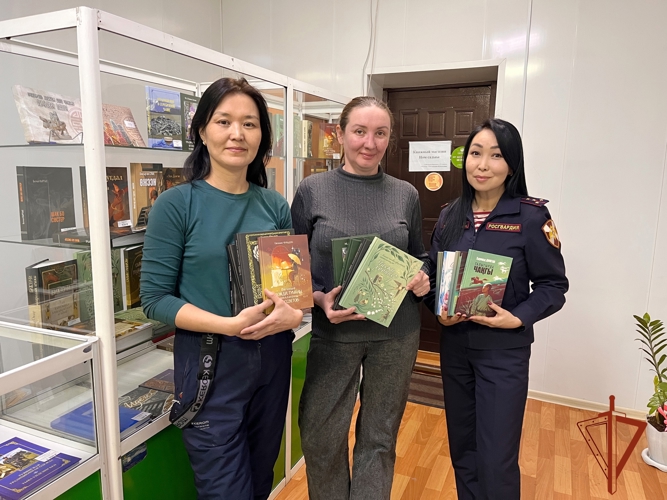 Тувинское книжное издательство передало подразделениям специального назначения Росгвардии книги на родном языке 