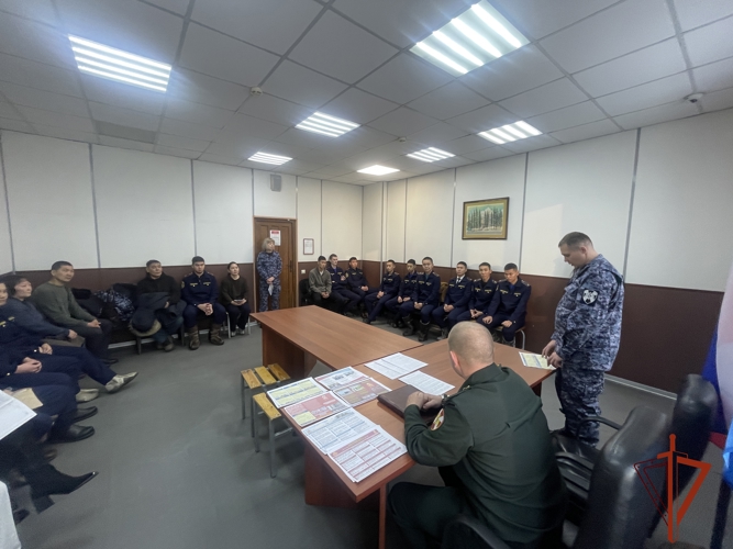 Офицеры Росгвардии стали участниками Дня открытых дверей в республиканском военкомате в г. Кызыле 