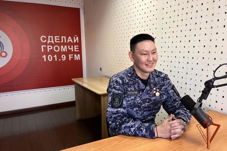 Росгвардеец стал гостем Авторадио Кызыл в преддверии десятилетия ведомства и Дня защитника Отечества