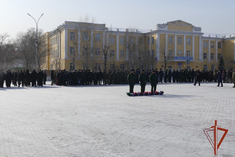 Начальник Управления Росгвардии по Республике Тыва полковник полиции Алексей Корниенко принял участие в возложении цветов к мемориалу Победы в Кызыле