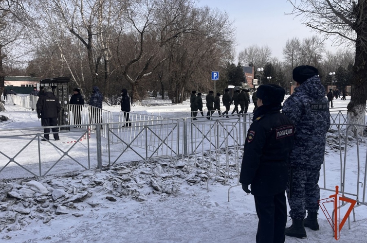 Начальник Управления Росгвардии по Республике Тыва полковник полиции Алексей Корниенко принял участие в возложении цветов к мемориалу Победы в Кызыле