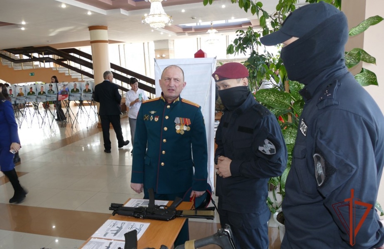 Сотрудники и военнослужащие Росгвардии удостоены наград на торжественном собрании по подведению итогов Года защитника Отечества в Туве