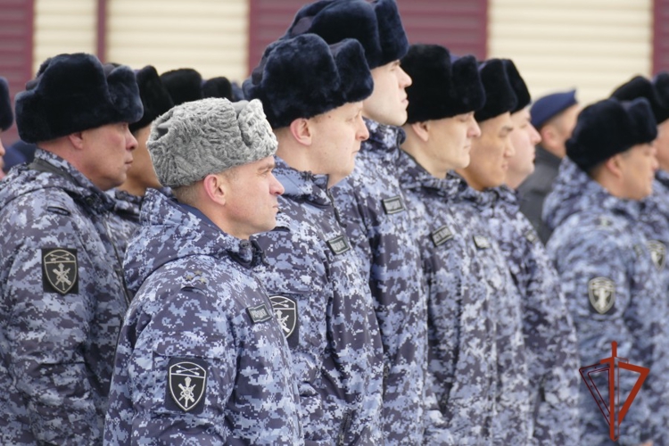 10-летний юбилей Росгвардии и 215-летие образования войск правопорядка  в Кызыле отметили торжественным построением