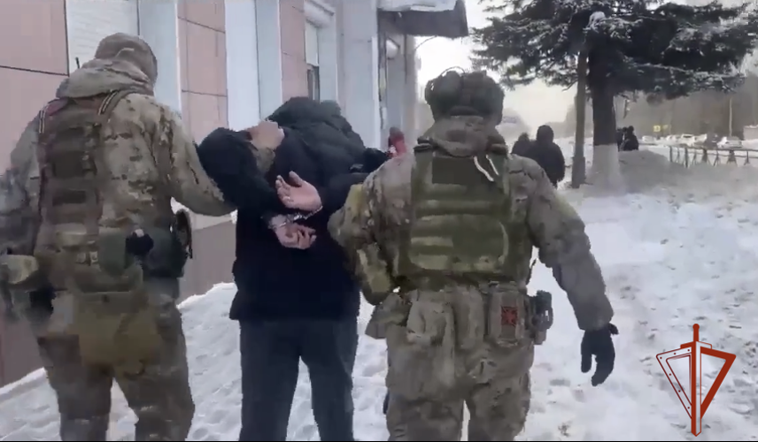 При силовой поддержке СОБР Росгвардии в Туве пресечена деятельность организованной преступной группы по поставке в регион этилового спирта под видом косметических средств 