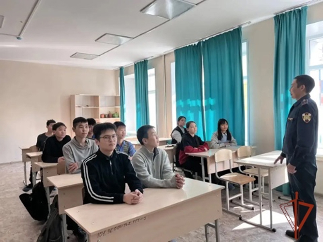 Офицер вневедомственной охраны Тувы в преддверии 10-летия Росгвардии провел урок безопасности от кибермошенничества 