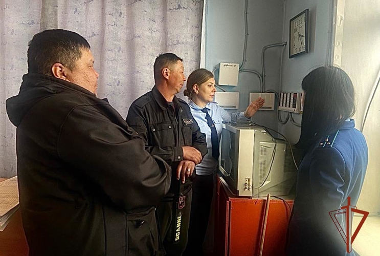 Росгвардейцы проверили на антитеррористическую защищенность кызылскую школу-интернат 