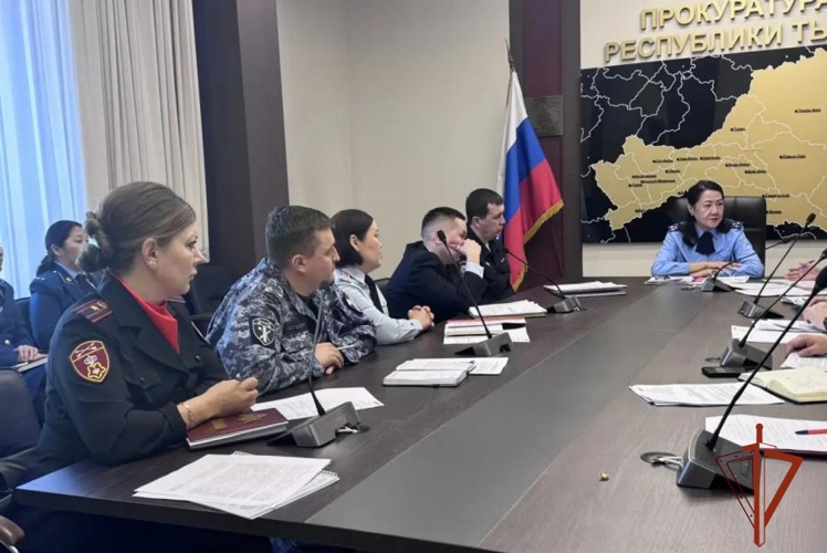 Росгвардейцы Тувы приняли участие в круглом столе на тему безопасного пространства для подрастающего поколения