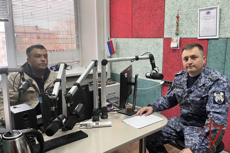 Инспектор ЛРР рассказал об изменениях в области оборота оружия и частной охранной деятельности радиослушателям Тувы