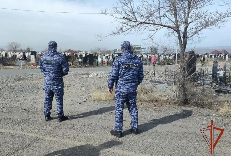 Росгвардейцы Тувы обеспечили правопорядок на городском кладбище во время Радоницы