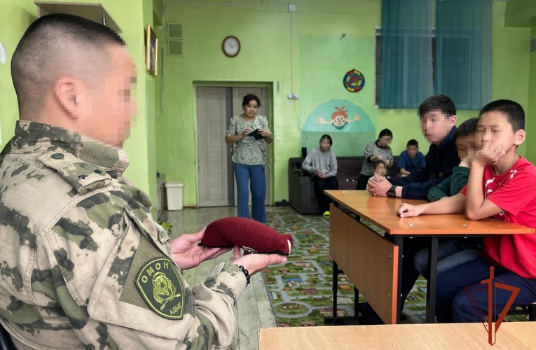 Бойцы ОМОН «Адыг» побывали в гостях у воспитанников Соццентра г. Кызыла