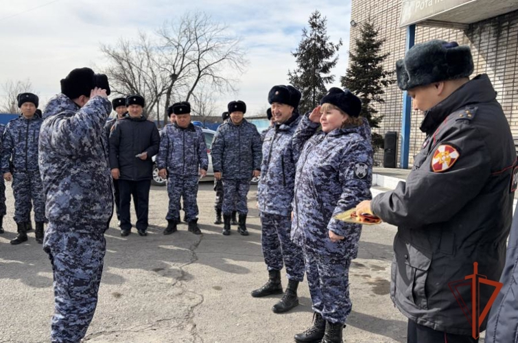 Руководство вневедомственной охраны отметило отличившихся сотрудников к 10-летию Росгвардии