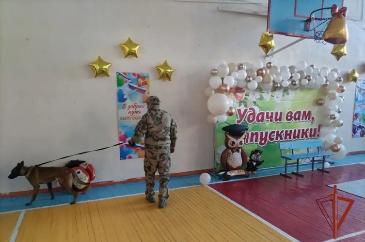 Росгвардейцы Тувы обеспечили безопасность во время проведения последних звонков в школах