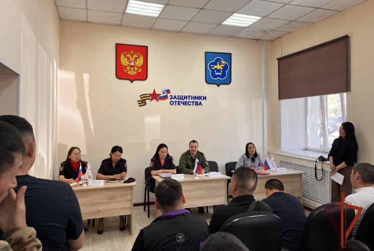 Росгвардейцы Тувы приняли участие  с ветеранами боевых действий на тему трудоустройства 