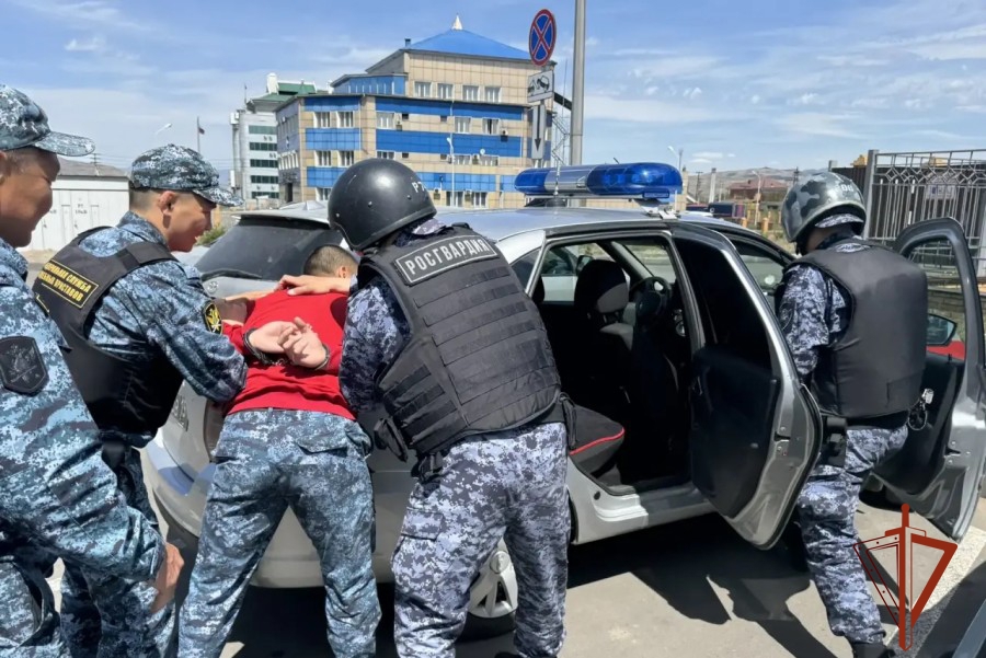 В Туве росгвардейцы совместно со судебными приставами отработали действия по задержанию условных злоумышленников