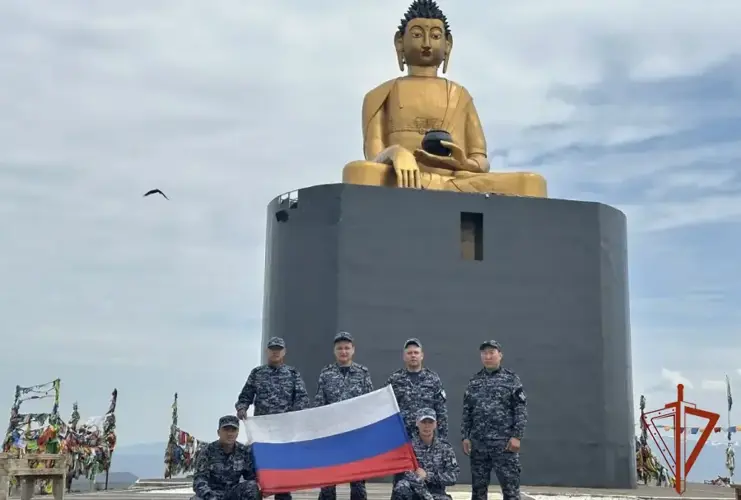 В Туве сотрудники вневедомственной охраны поднялись с российским триколором на гору Догээ