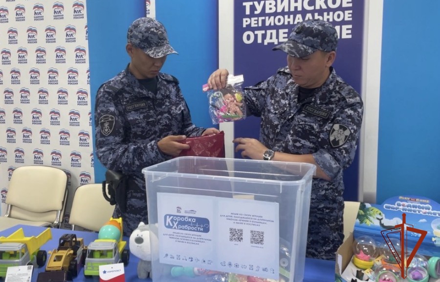В Кызыле сотрудники ОВО Росгвардии поддержали акцию парламентариев «Коробка храбрости»