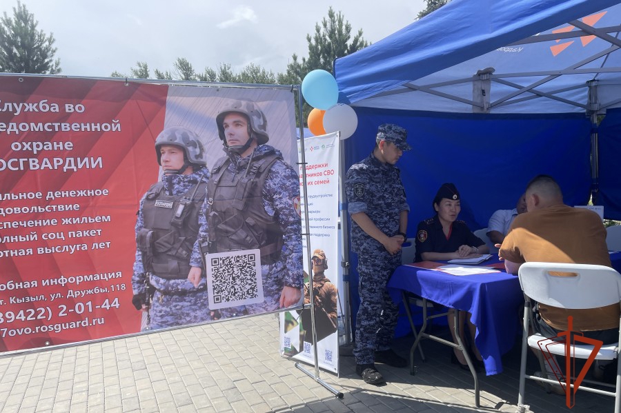 Офицеры вневедомственной охраны рассказали о службе в Росгвардии на ярмарке вакансий в г. Кызыле