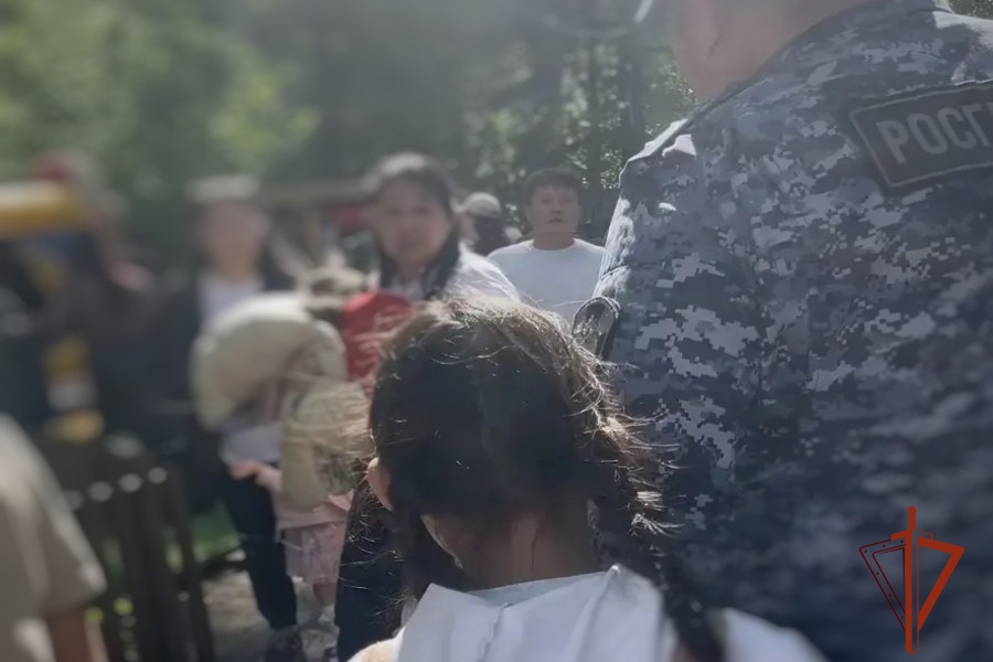 В Туве сотрудники вневедомственной охраны Росгвардии отыскали потерявшихся во время праздничных мероприятий детей