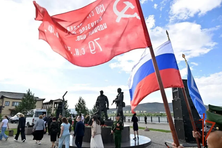 Заместитель начальника Управления Росгвардии по Республике Тыва возложил цветы к памятнику участникам СВО в Кызыле 
