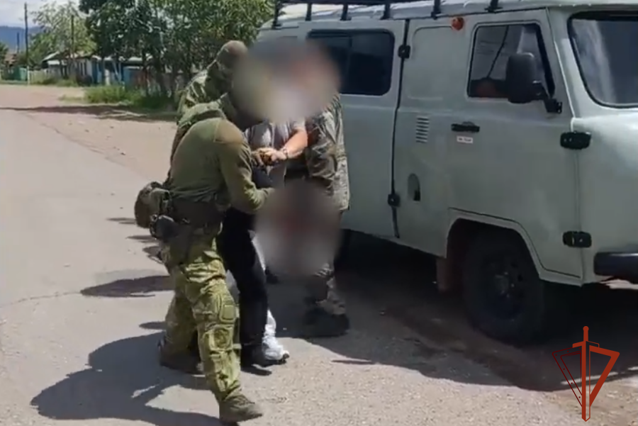 В Туве при силовой поддержке ОМОН Росгвардии задержан подозреваемый в особо тяжком преступлении