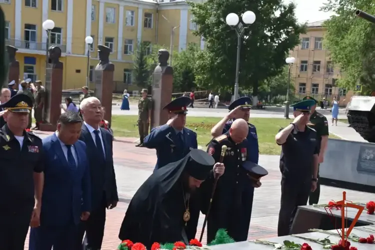 Начальник Управления Росгвардии по Республике Тыва в день памяти и скорби почтил павших в годы Великой Отечественной войны