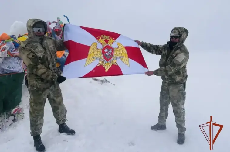 Восхождение на вершину Монгун-Тайги военнослужащие Росгвардии посвятили 10-летнему юбилею ведомства 