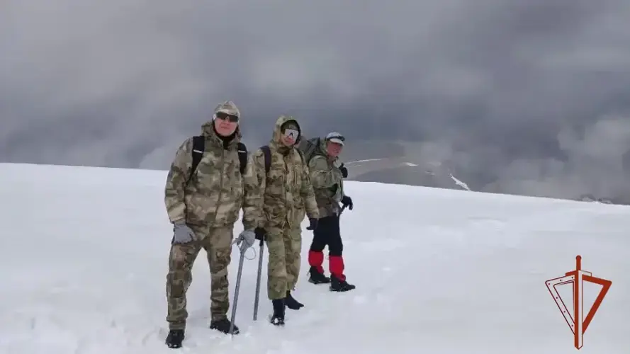 Восхождение на вершину Монгун-Тайги военнослужащие Росгвардии посвятили 10-летнему юбилею ведомства 
